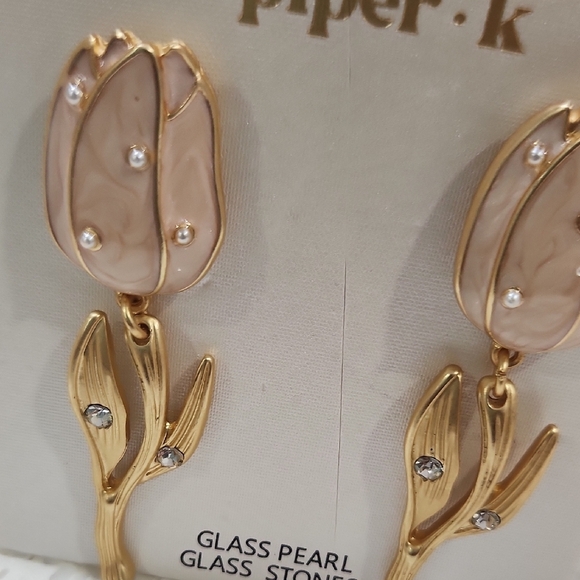 🔹️Piper K🔹  Gold and Cream Tulip Glass Stones Pearl Dangle Floral Earrings ✨🌷 - Picture 5 of 7